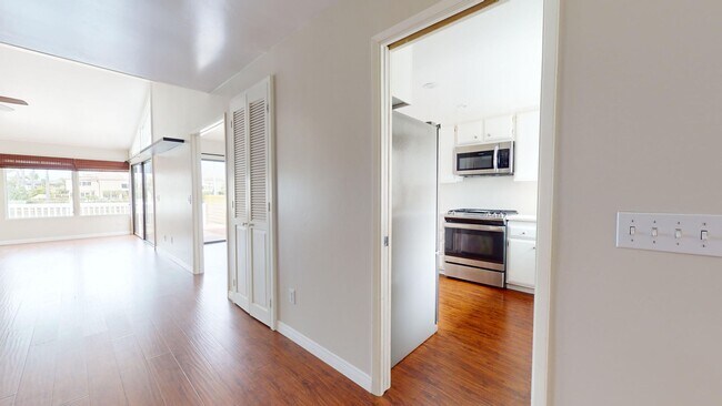 Building Photo - Beautifully Updated Spacious 3 Bed 3 Bath ...