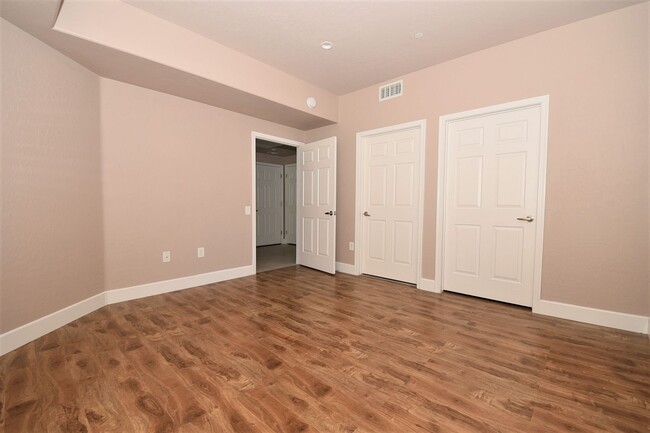 Building Photo - Fantastic 1 Bedroom Condo With Attached Ga...