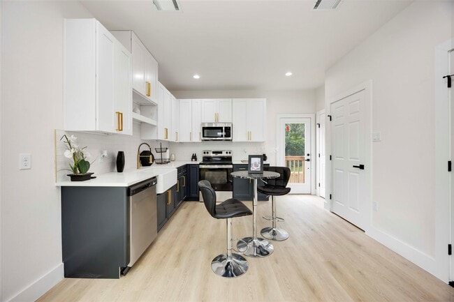 Building Photo - 2112 Des Chaumes St