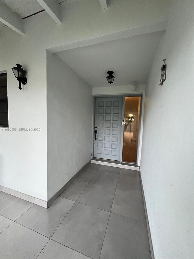 Building Photo - 1400 W 39th Pl