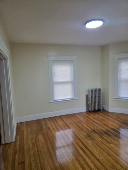 Building Photo - 82 Brent St