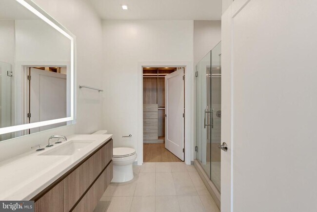 Building Photo - 701 Swann Ave