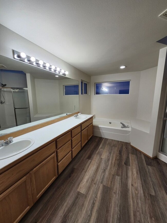 Building Photo - Brand New Updates! 4-Bedroom, 2.5-Bath plu...