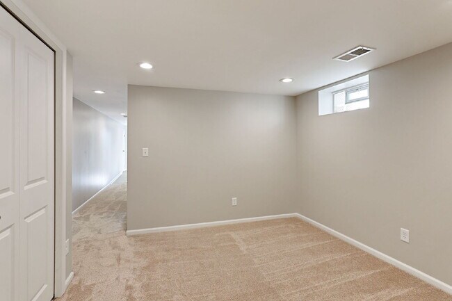 Building Photo - Spacious 4BR/2BA Duplex — Available August...