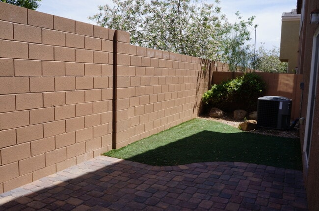 Building Photo - BEAUTIFUL SOUTH LAS VEGAS HOME IN A QUIET ...