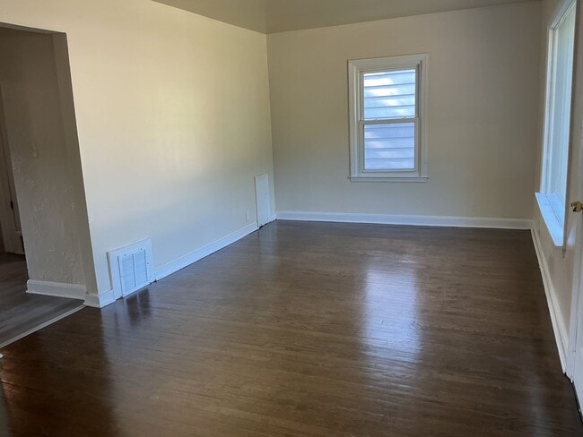 Building Photo - 3 Bedroom Single Family Home