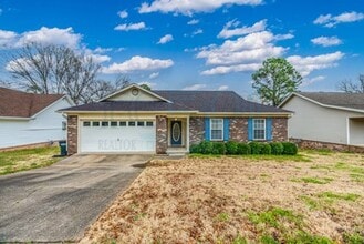 Building Photo - Available in Early August Attn: Pilots! 3BR 2BA Crashpad!