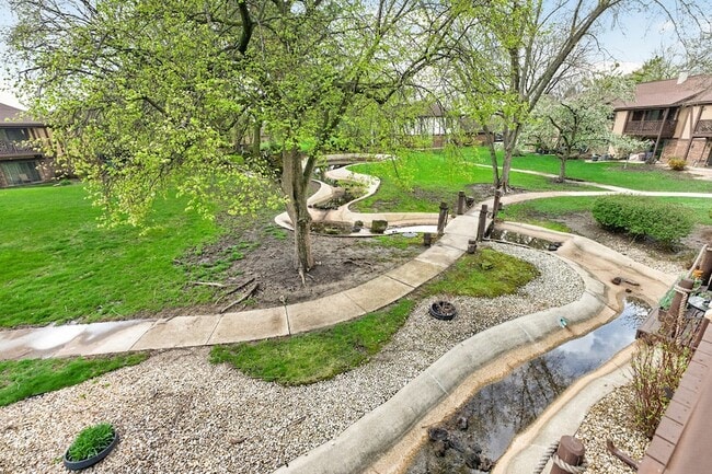 Building Photo - 1700 Lakecliffe Dr