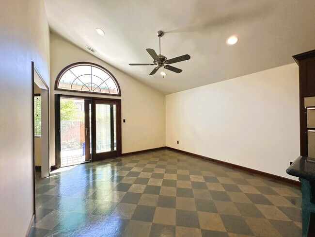 Building Photo - 1413 Magnolia Ave