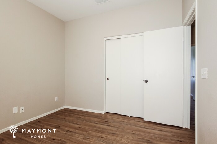 Building Photo - 5990 E Sunrise Cir