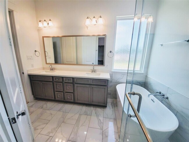 Building Photo - 311 Cyclamen St