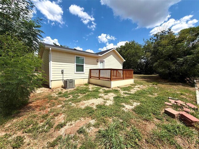 Building Photo - 1107 Neches St