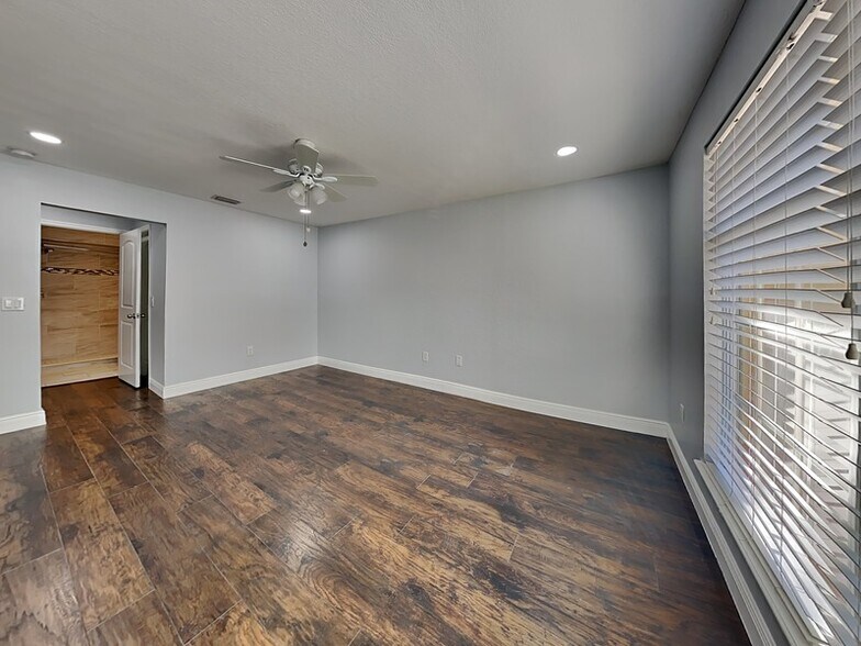 Building Photo - 3979 Versailles Dr