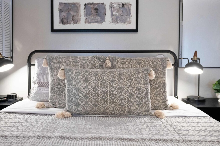 Building Photo - 505 East McDonough Street-SI ID1359172P