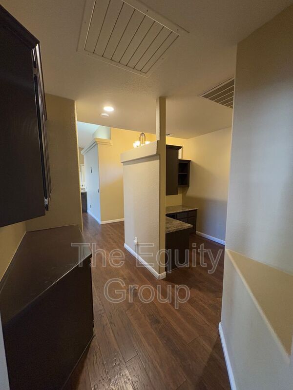 Building Photo - 2650 W Oakridge Ave