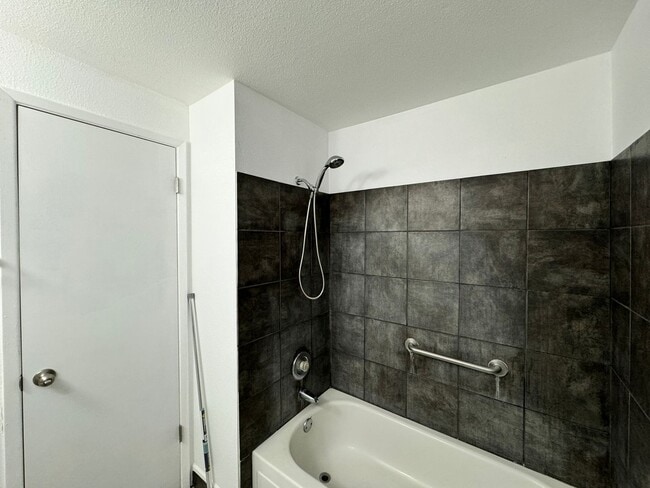 Building Photo - Cute Ground Floor 2 Bed, 1 Bath in Medical...