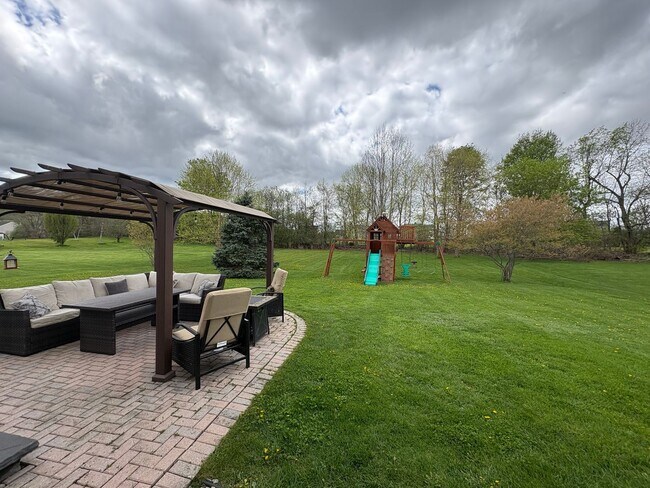 Building Photo - Large 4BR/2.5 BA Home w/ large yard & Central AC