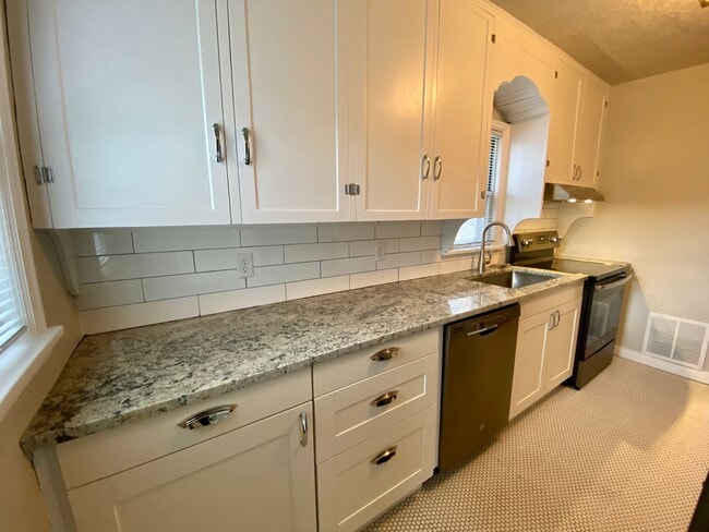 Building Photo - Charming 3 bed 1 bath House with Tons of Updates and Private Backyard!