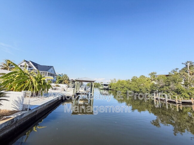 Building Photo - 818 Bayview Dr