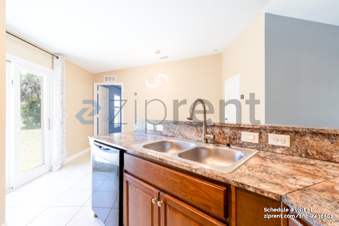 Building Photo - 1345 17th Ln SW