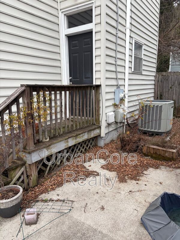 Building Photo - 2410 Cedar St