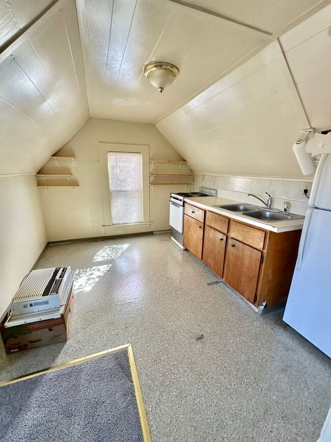 Building Photo - 600 E Main St