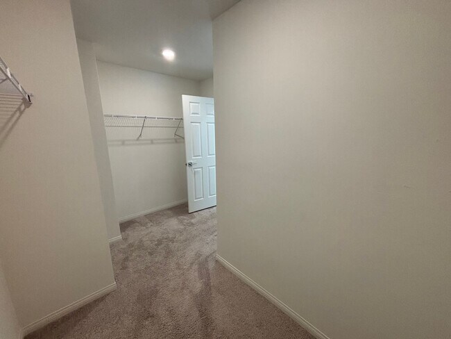 Building Photo - Beautiful 5-Bedroom, 4.5-Bath Home with St...