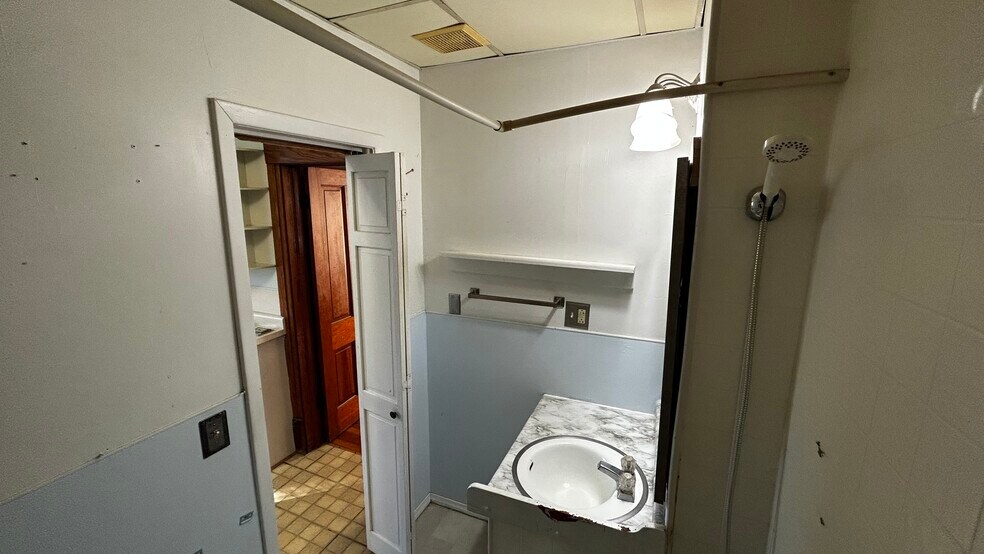 Bathroom with shower/tub (kitchen left) - 509 E Maple St