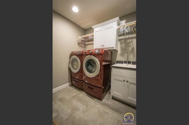 Building Photo - 7616 SW Lowell Ln