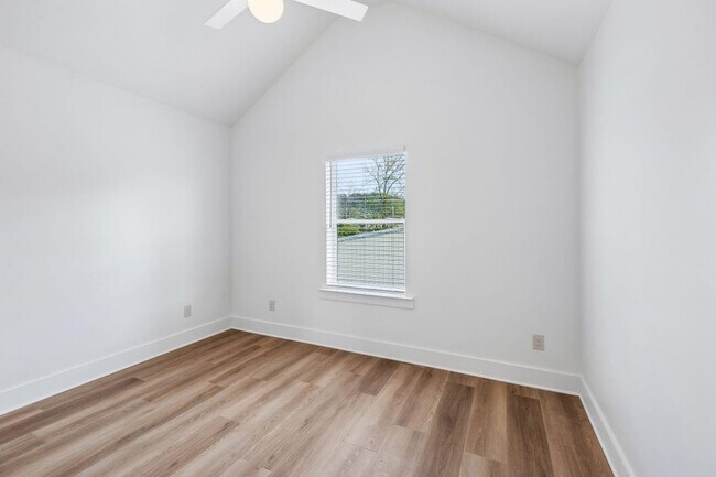 Building Photo - 106 N Moss Ave