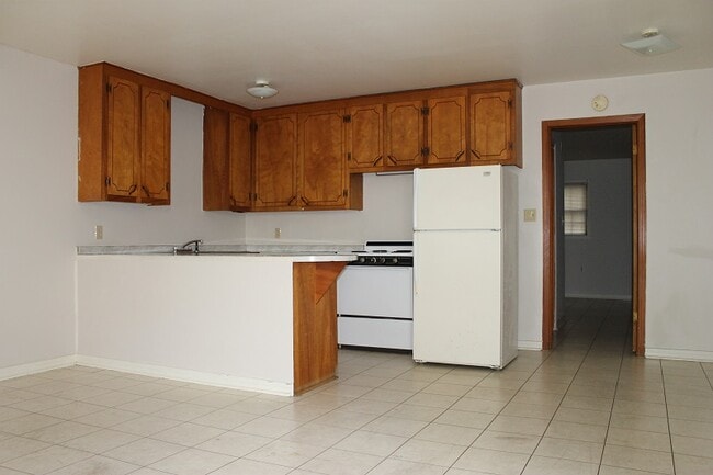 Building Photo - 604 N Wood Ave
