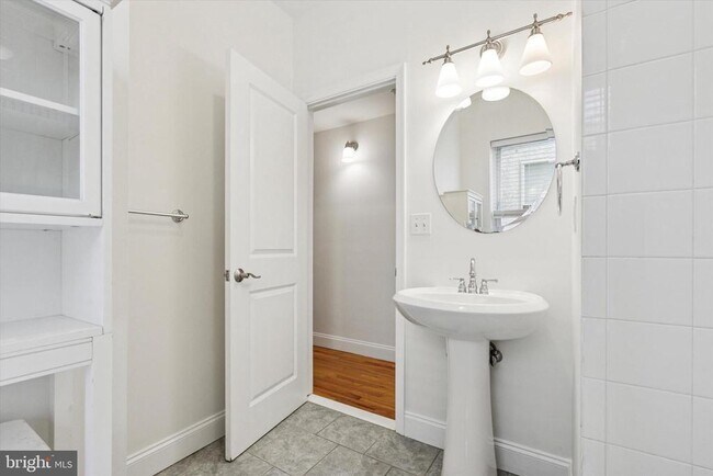 Building Photo - 1538 Christian St