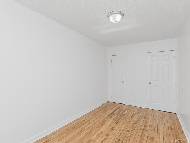 Building Photo - 724 E 223rd St