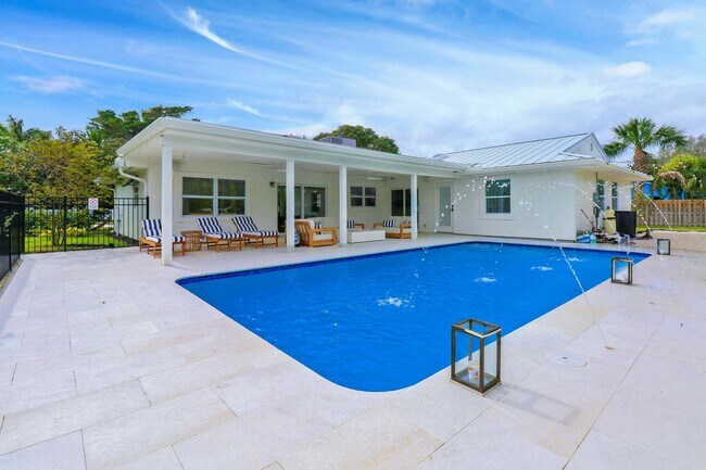 Building Photo - 9 W Riverside Dr