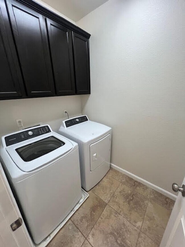 Building Photo - Freshly Painted Larger End Unit Condo for Rent!