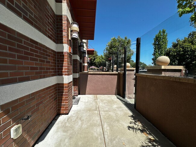 Building Photo - Tralee Village-Tri-Level Townhome, Modern ...