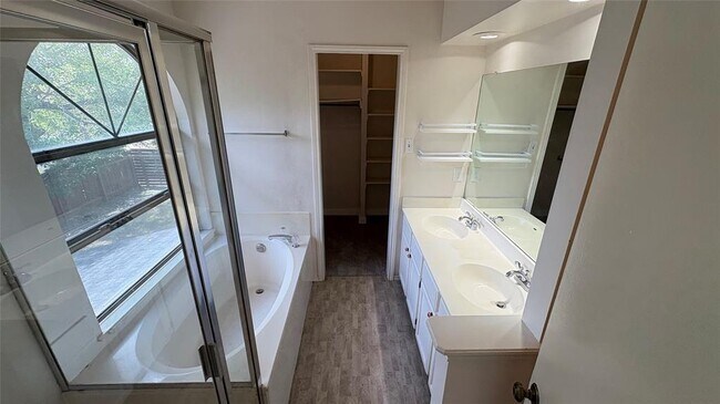 Building Photo - 4703 Saloma Pl