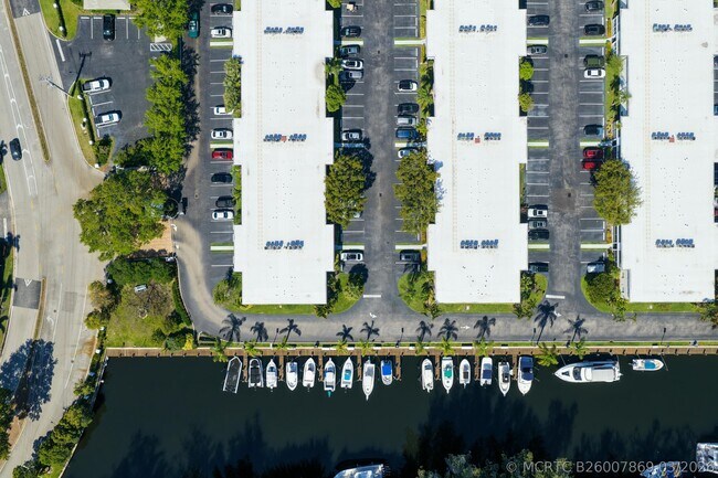Building Photo - 6231 Bay Club Dr