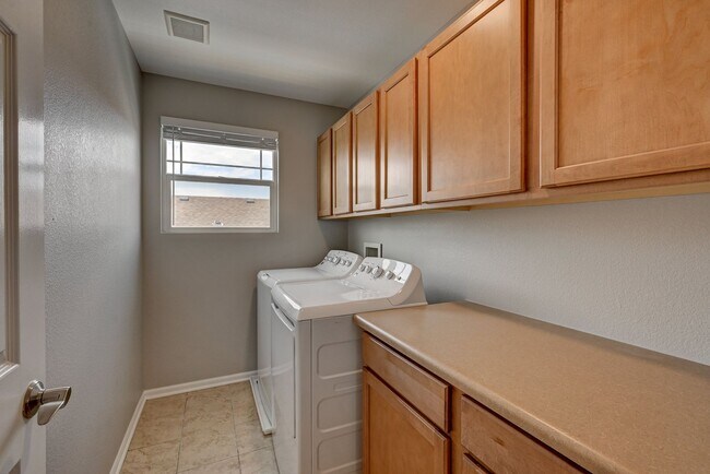 Building Photo - 5 bedroom, 4 bath home with 2 car attached garage