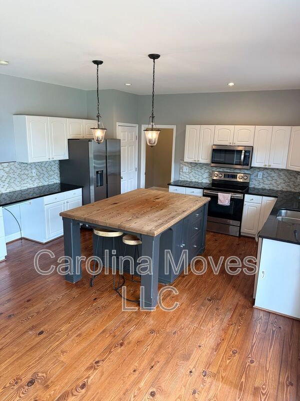 Building Photo - 2208 Howlong Ave