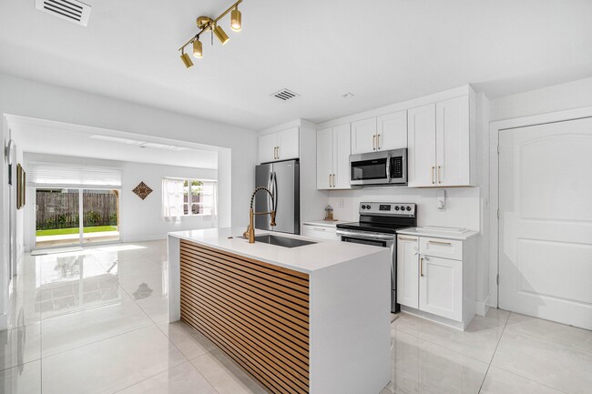 Building Photo - 403 S 13th Ct