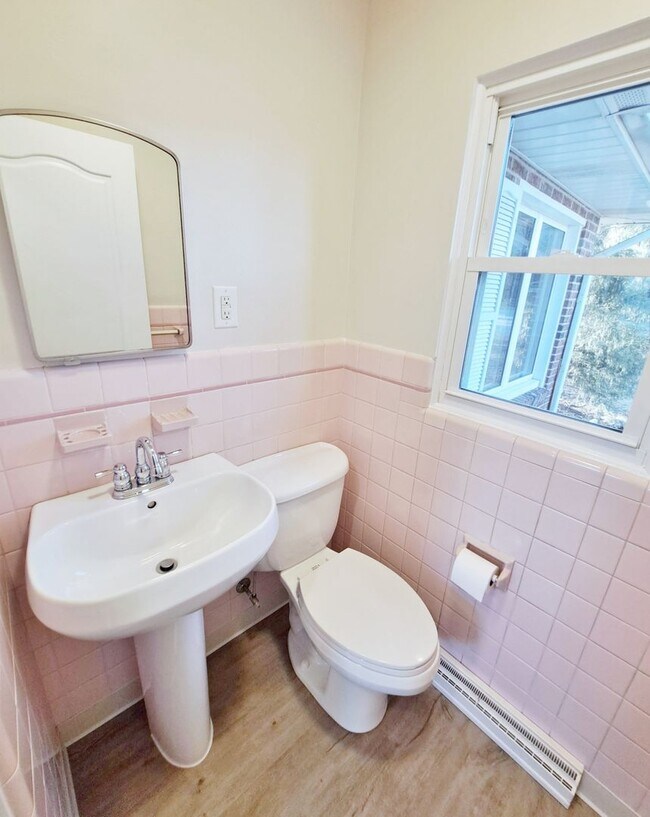 Building Photo - 3 Bed / 1-1/2 Bath Single Family Home w/ 2-Car Garage