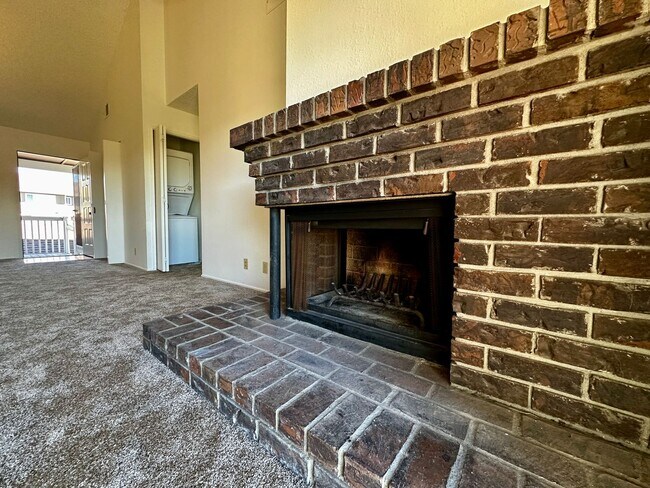 Building Photo - Bridgeview top floor condo with tree top w...