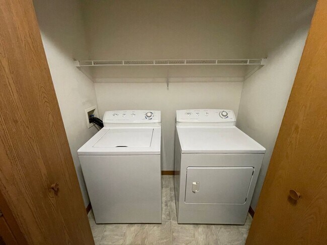 Building Photo - 3 Bedroom 3.5 Bath Townhouse