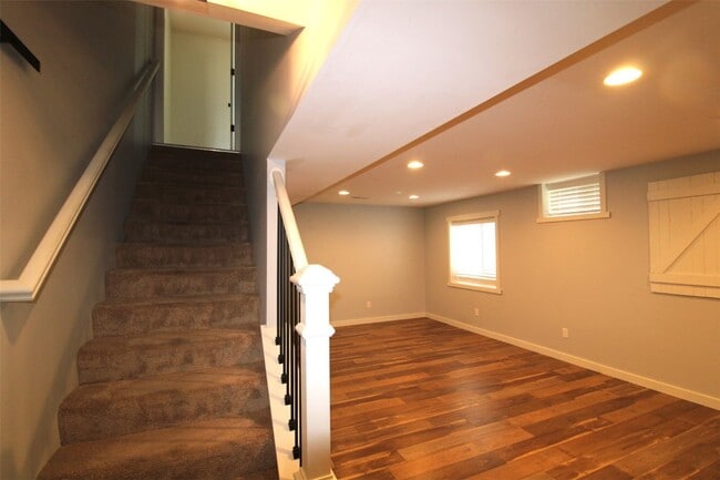 Building Photo - 221 Pecan Bluffs Dr