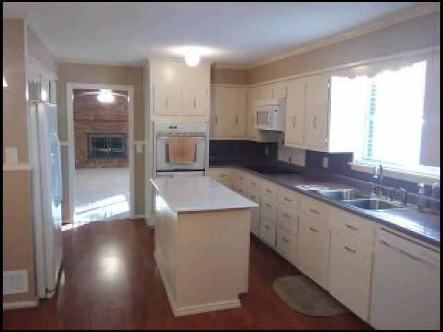 Building Photo - 5800 N Walnut Rd