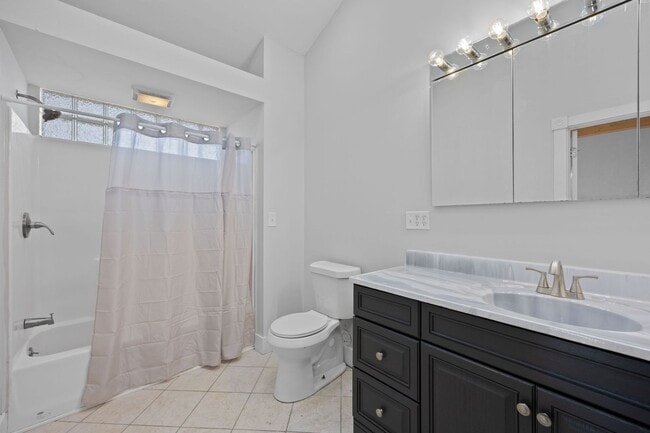 Building Photo - MADISONVILLE - Spacious 3 - 4 bedroom,  1 ...