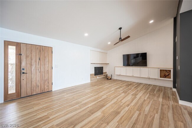 Building Photo - 330 E Country Club Dr