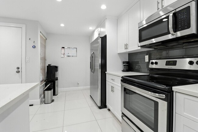 Building Photo - 6 Royal Palm Way