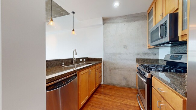 Building Photo - Beautiful condo in Jack London Square!